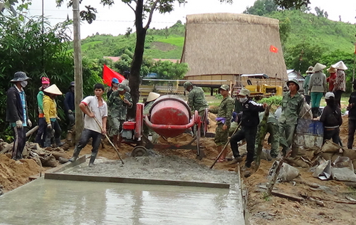 Thanh niên tình nguyện đang giúp dân bê tông hoá đường làng